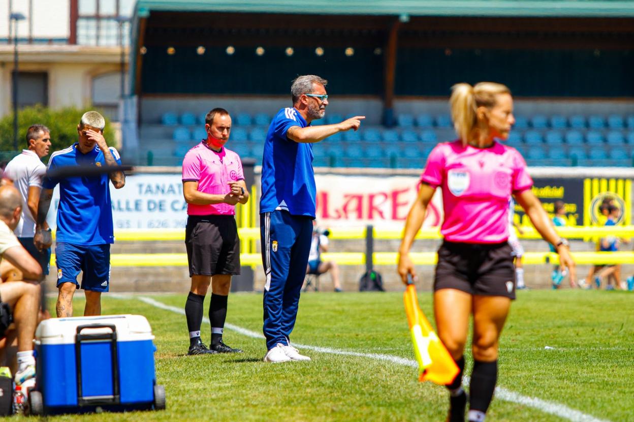 Bolo da instrucciones a sus jugadores durante el partido ante el Eibar. 