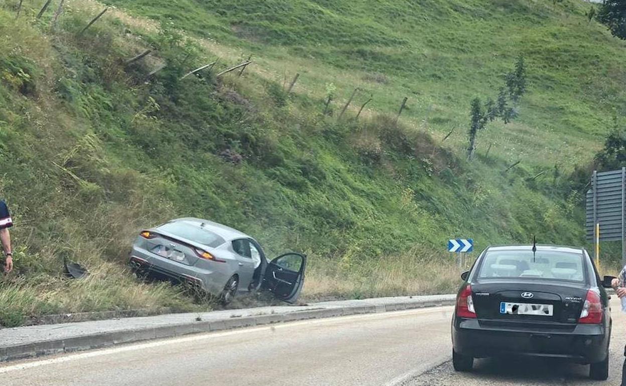 El conductor del vehículo accidentado logró esquivar a otro ccohe que se aproximaba de frente. 