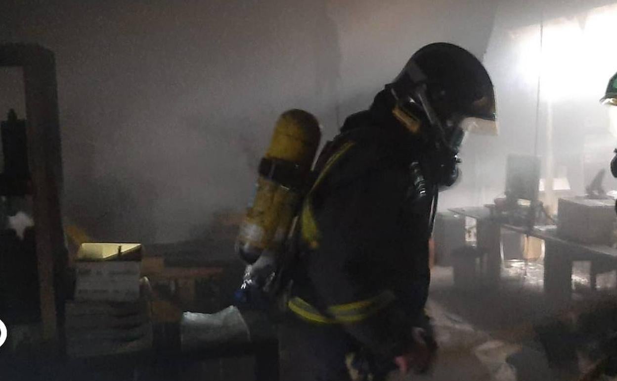 Bomberos, en las oficinas de la empresa afectada 