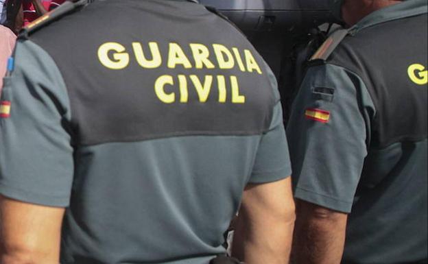 Dos guardias civiles, sancionados por vender vino con uniforme y de servicio