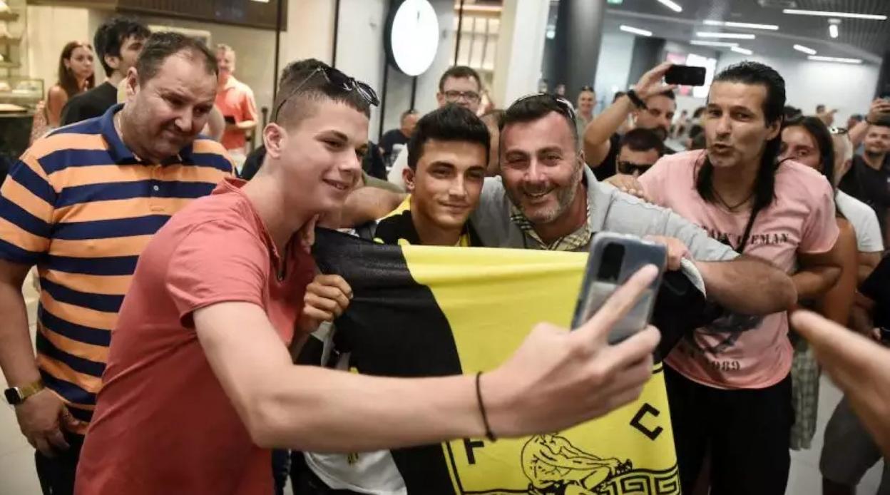 Manu García, rodeado de seguidores del Aris de Salónica, ayer, a su llegada al aeropuerto griego. 