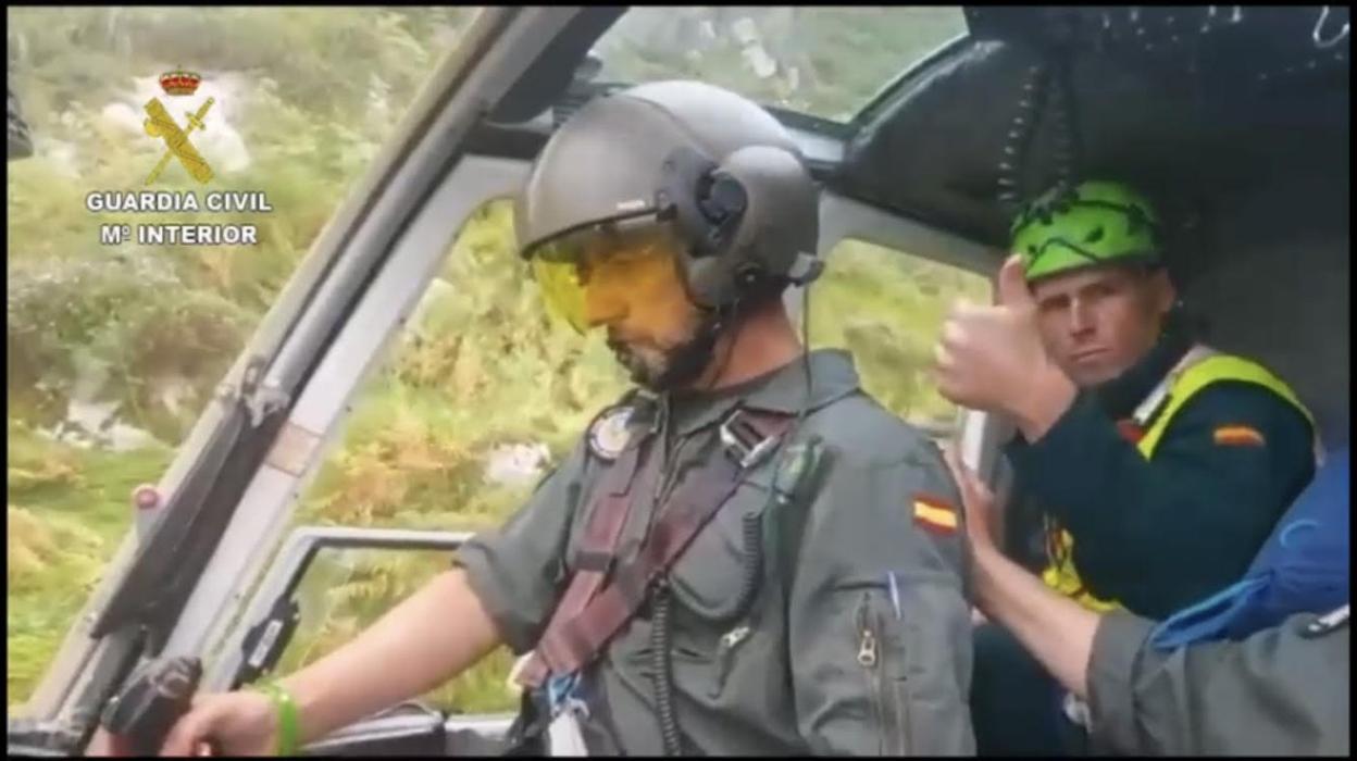 Un agente de la Guardia Civil levanta el dedo en señal de aprobación tras saldar con éxito el rescate a la familia alemana. 