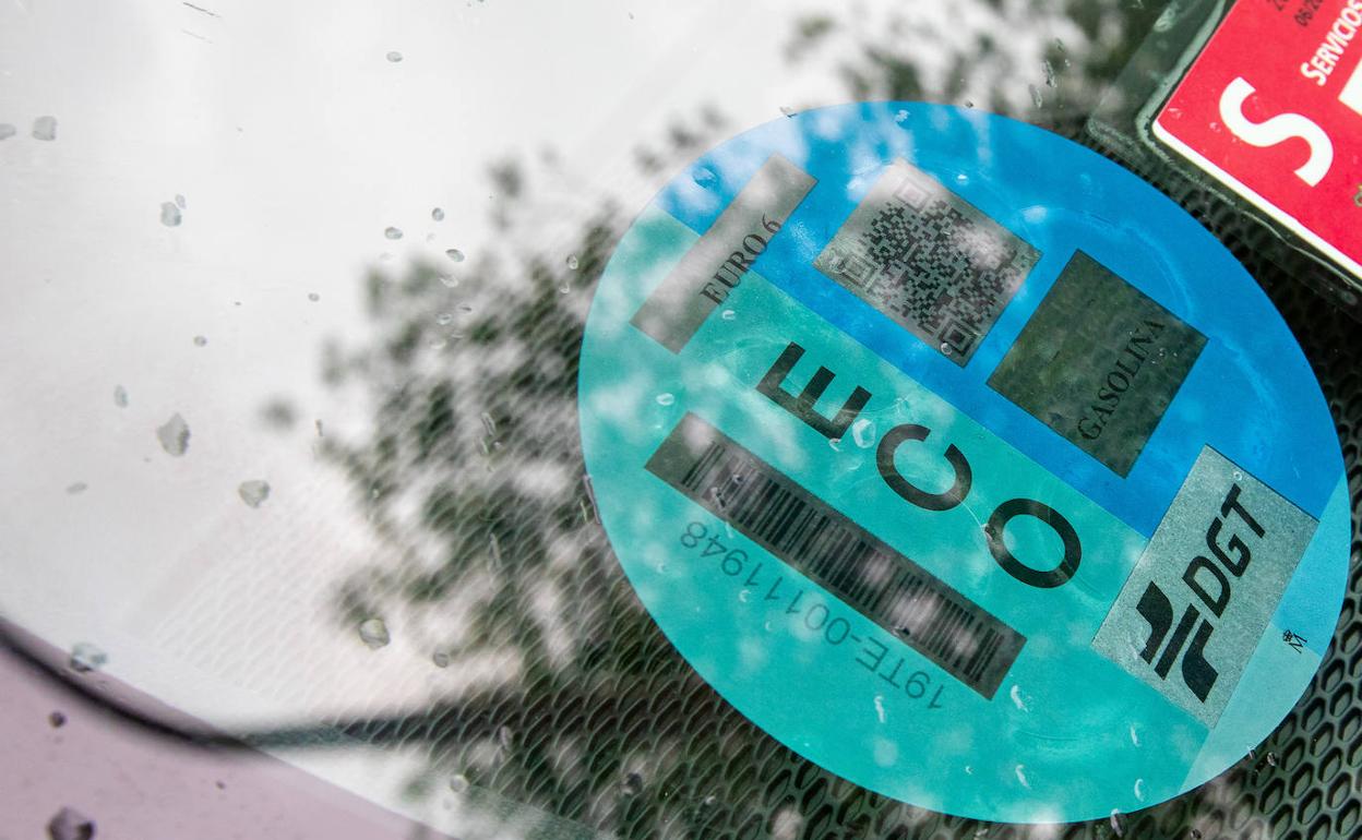 La OCU pone el foco en las etiquetas de los coches híbridos. 