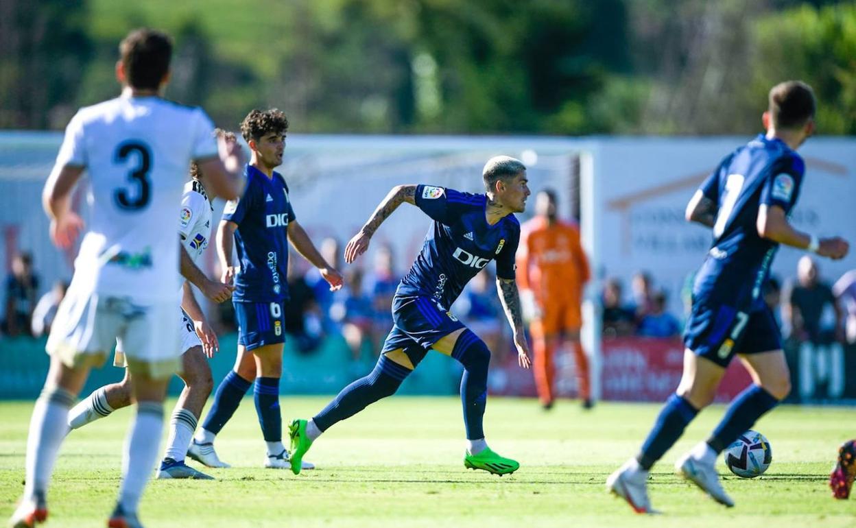 Hugo Rama en una jugada del partido del Real Oviedo contra el Burgos.