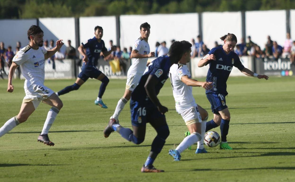 Derrota del Real Oviedo con un buen debut de Marcelo Flores