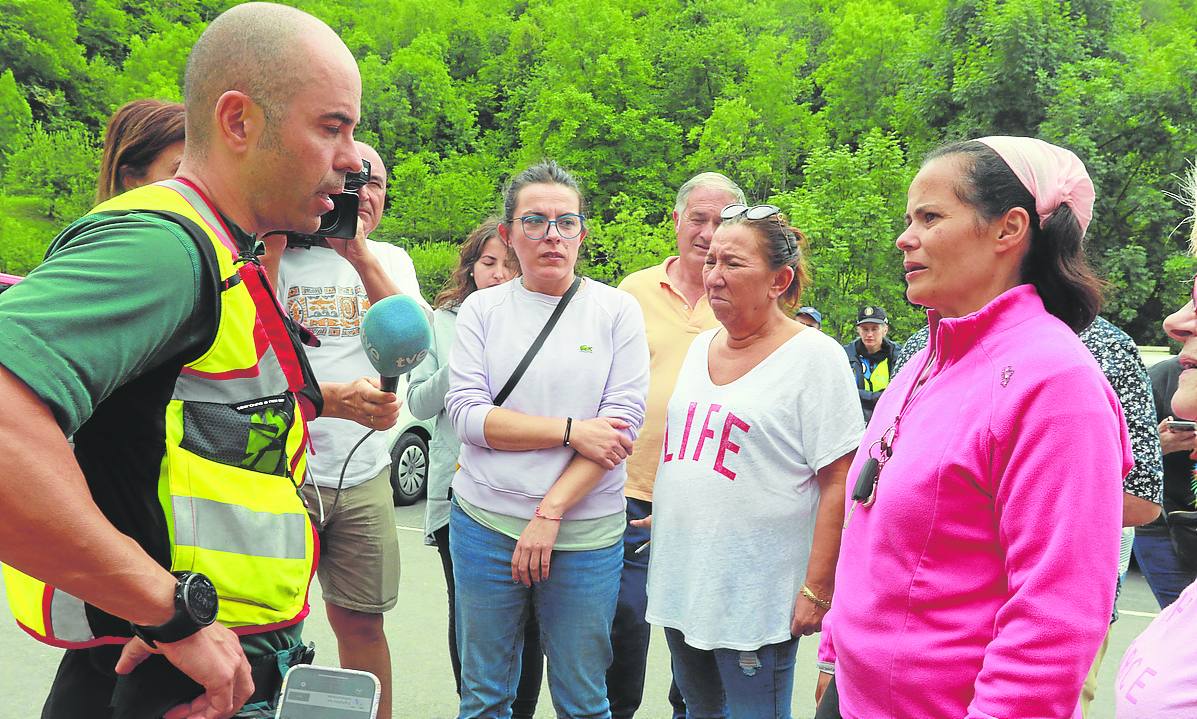 El jefe del Greim de Cangas de Onís, Pablo Villabrille, habla con Natalia, hija de una de las rescatadas. 