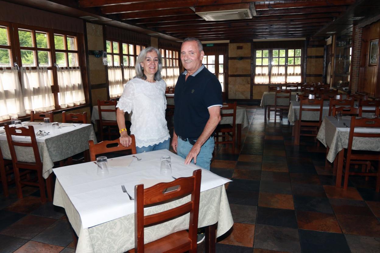 Los propietarios del restaurante, Carmen Pérez y Manuel Cortizo, en el salón. 