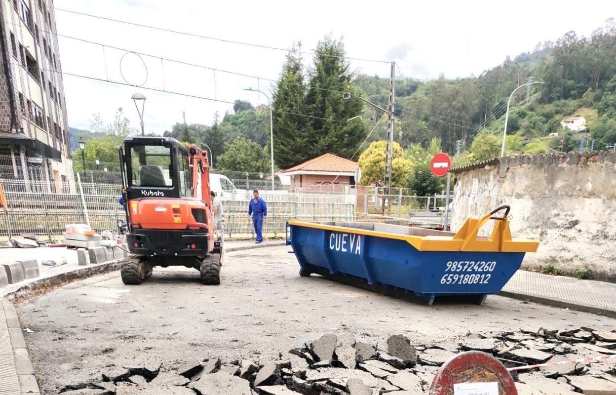 Comienzo de los trabajos para convertir en semipeatonal la zona cercana al subterráneo de Blimea. 