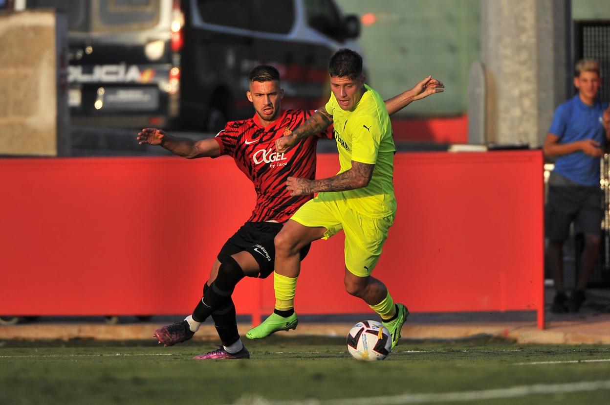 Cristo, con la tercera equipación del Sporting, se zafa de un jugador del Mallorca. 