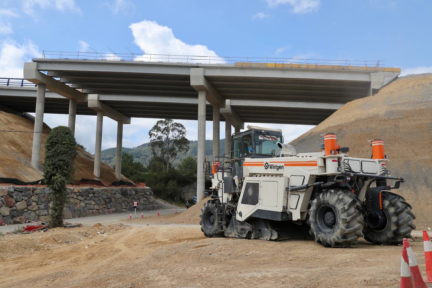 Fotos: Reabre al tráfico el puente de La Barrosa, en Salas, casi un año después