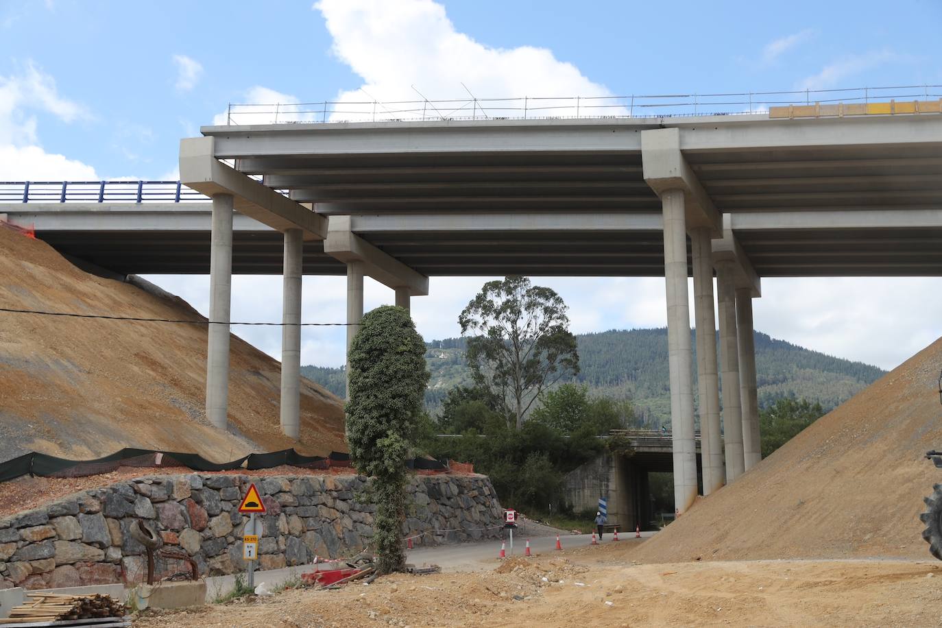 Fotos: Reabre al tráfico el puente de La Barrosa, en Salas, casi un año después