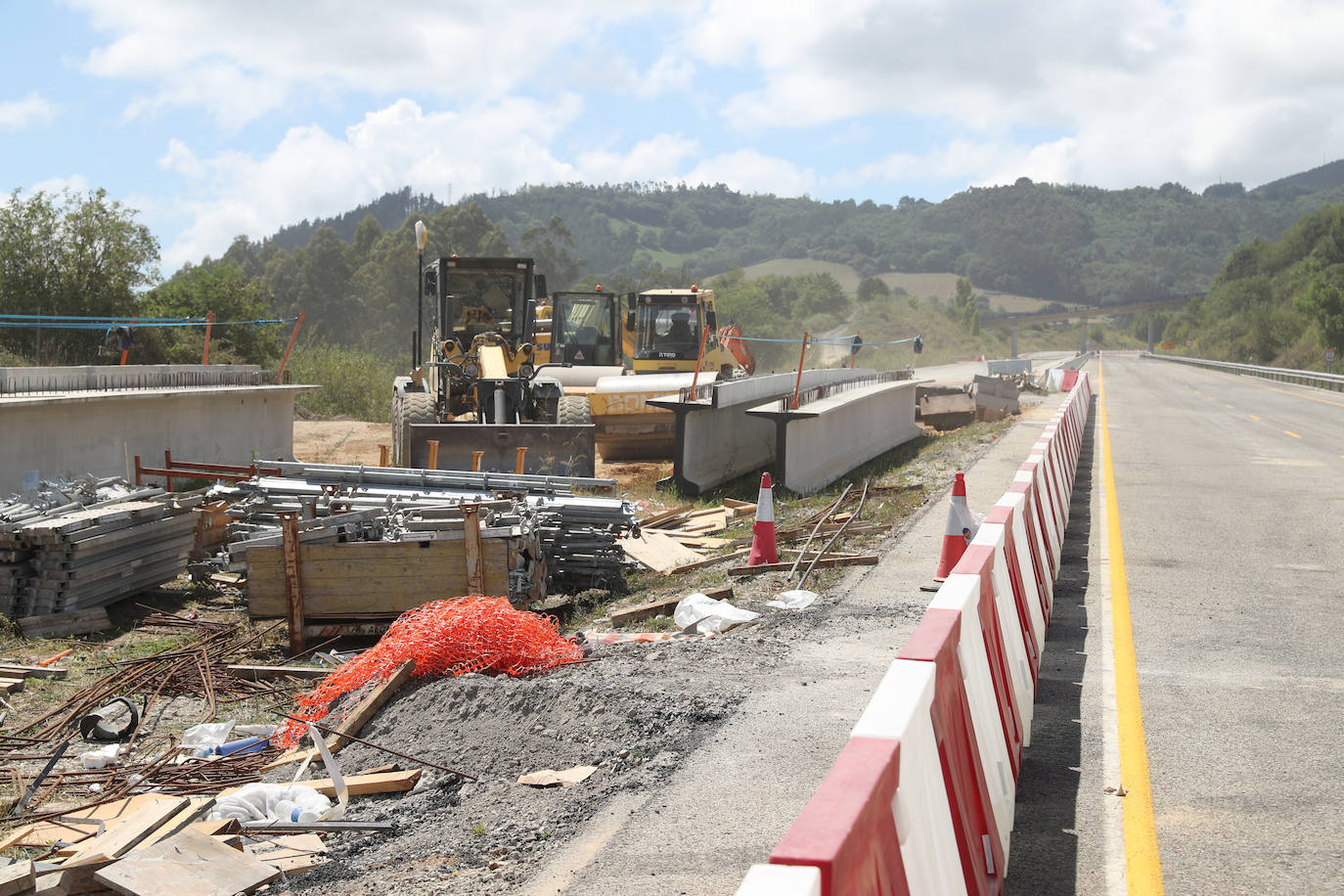 Fotos: Reabre al tráfico el puente de La Barrosa, en Salas, casi un año después