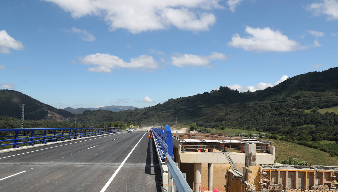 Fotos: Reabre al tráfico el puente de La Barrosa, en Salas, casi un año después