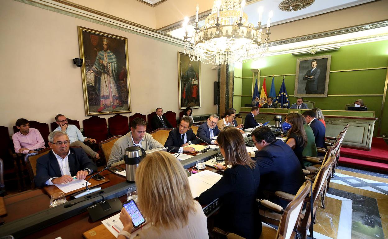 Los ediles de la Coporación municipal ovetense, durante la celebración del Pleno, este viernes. 