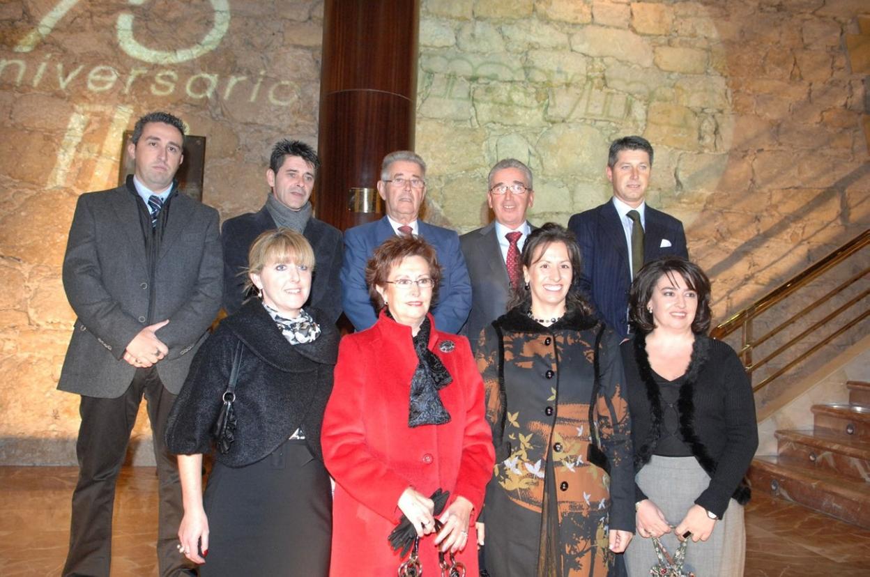 En la imagen, los hermanos Gerardo y Juan Rodríguez, la esposa de este, Mª Cruz Alonso, y los seis hijos de ambos: Sonia, Eva y Juan (hijos de Juan), y Luis, Gerardo y Lola (hijos de Gerardo). 