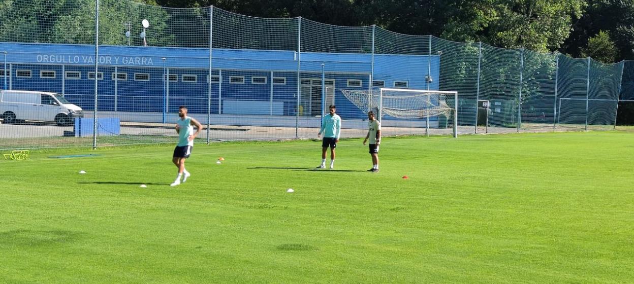 Bastón realiza ejercicios a la izquierda, mientras Costas espera su turno junto a Michi. 