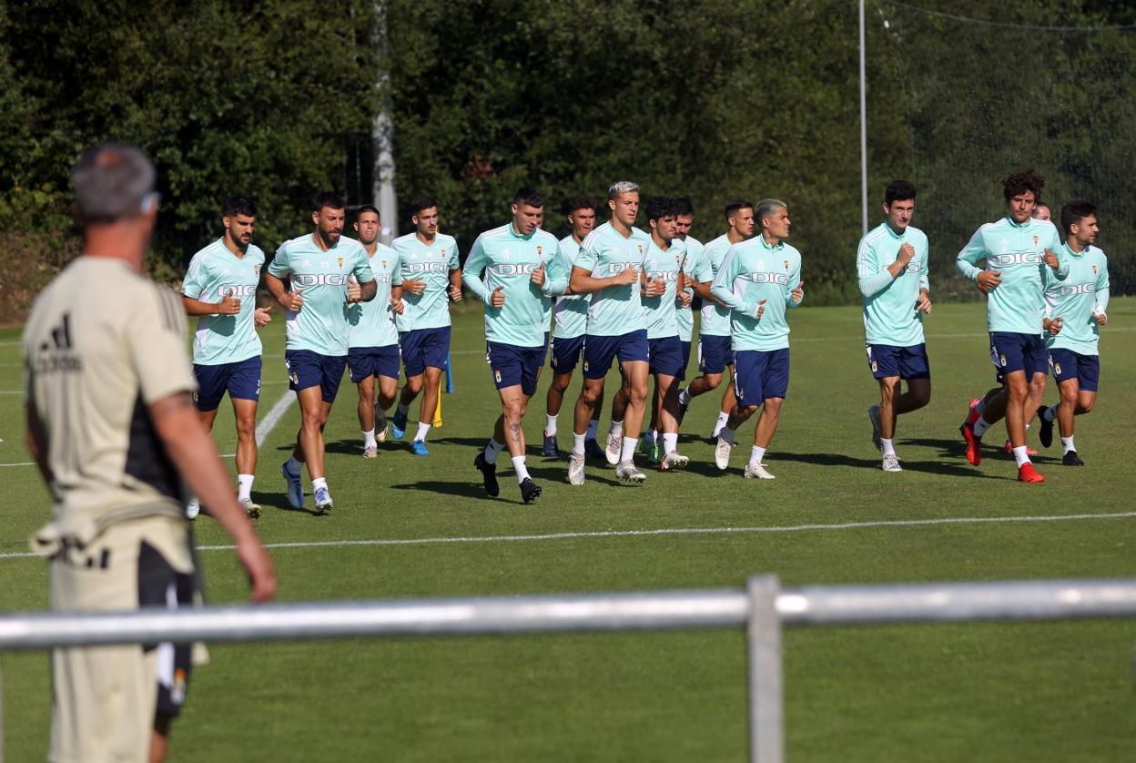 Bolo observa a la plantilla al comienzo del entrenamiento. 