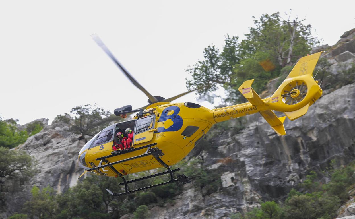 Helicóptero del Servicio de Emergencias del Principado sobrevolando el canal del Texu. 