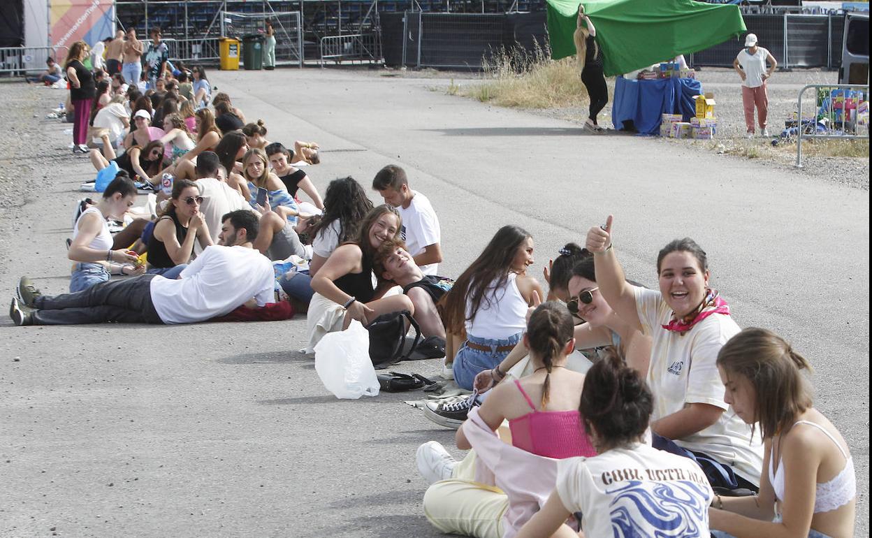 Los fans del cantante llevan varias horas esperando a la entrada del recinto para poder ser los primeros en acceder al concierto.