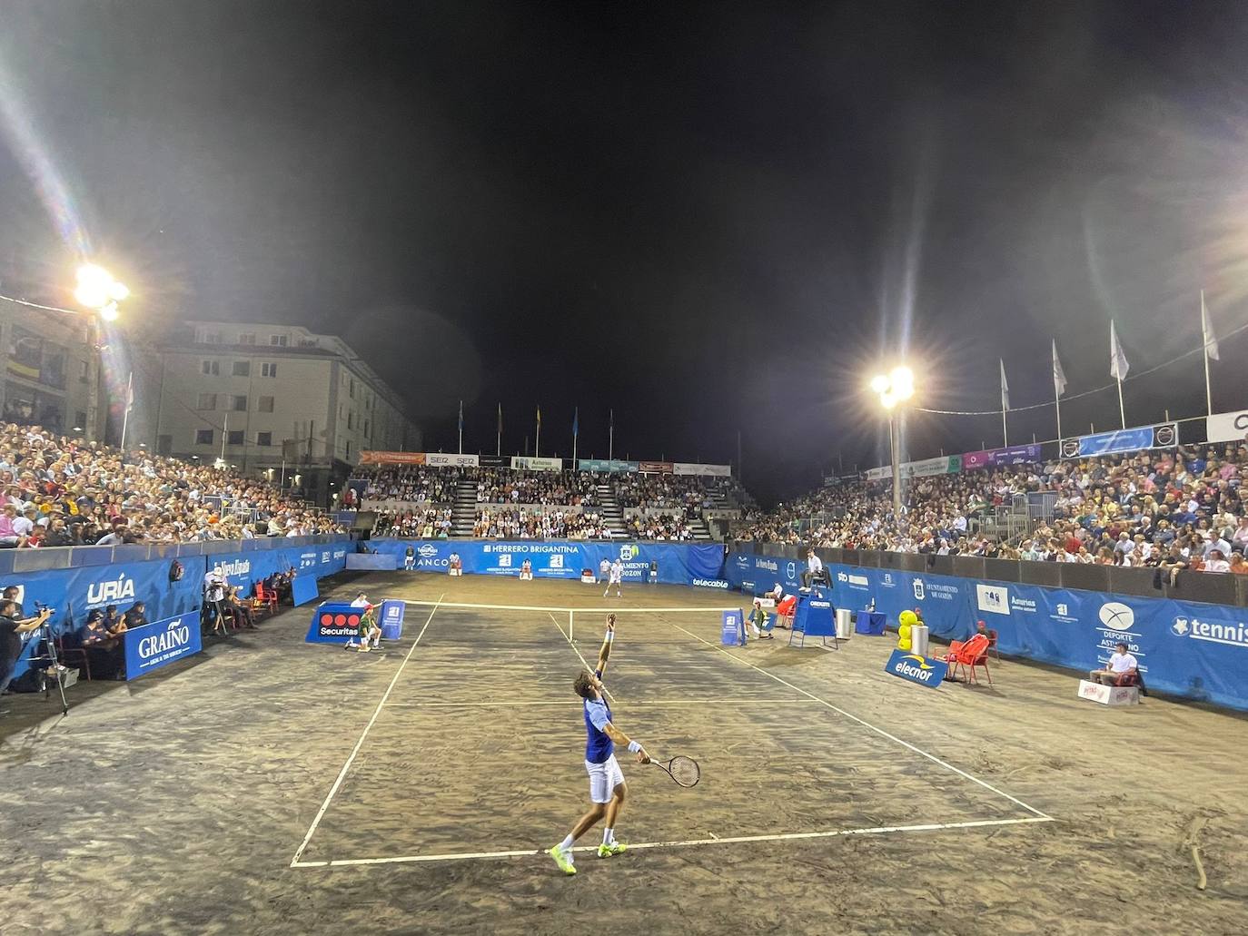 Un lance del partido entre Feliciano y Carreño.