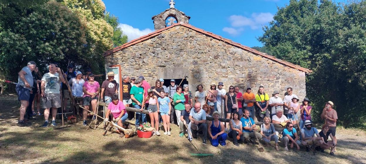 Vecinos y artistas en la sextaferia inaugural del festival. 
