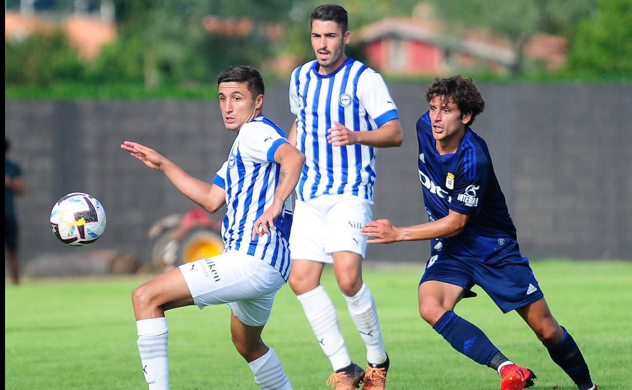 Un instante del partido entre el Deportivo Alavés y el Real Oviedo. 