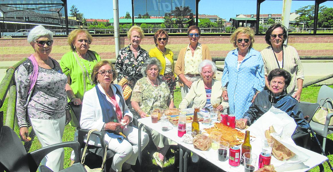 Grupo de señoras de la sección de juegos de mesa del CHAS que asistieron a la comida campestre.