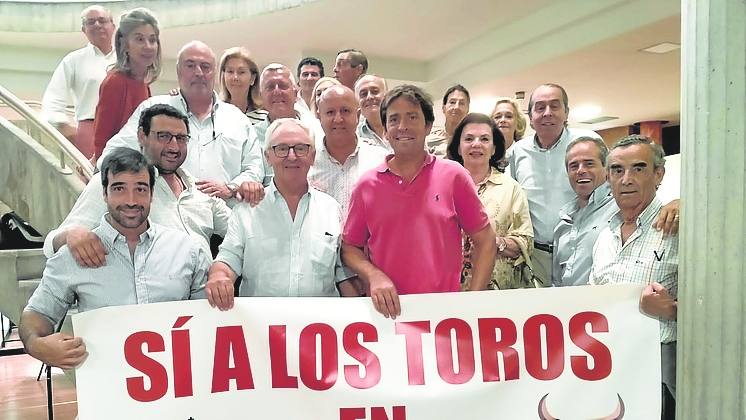 Dávila Miura con miembros de su peña y aficionados portugueses.