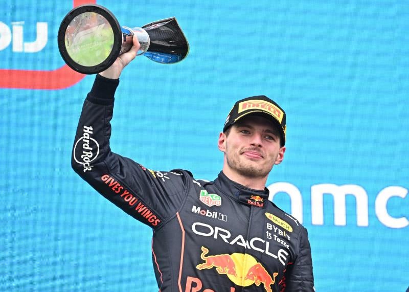 Max Verstappen levanta el trofeo que le acredita como ganador del Gran Premio de Hungría.