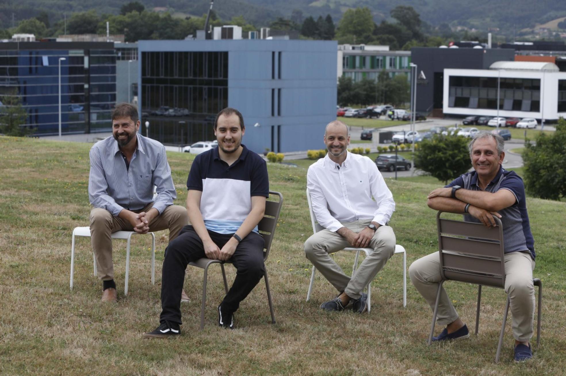 Colaboración entre empresa y universidad. José Luis Suárez Sierra (Táctica Industrial), Geber Villa (Enfasys), Claudio Hidalgo (Microviable Therapeutics) y Javier Gómez (Human Analytics), en el Parque Teecnológico. 