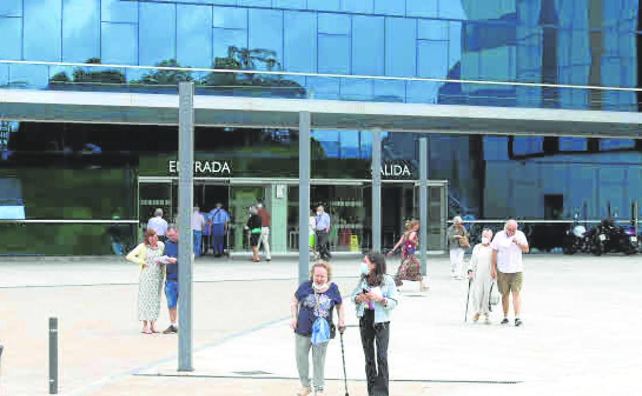 Acceso al edificio de consultas externas del HUCA. 