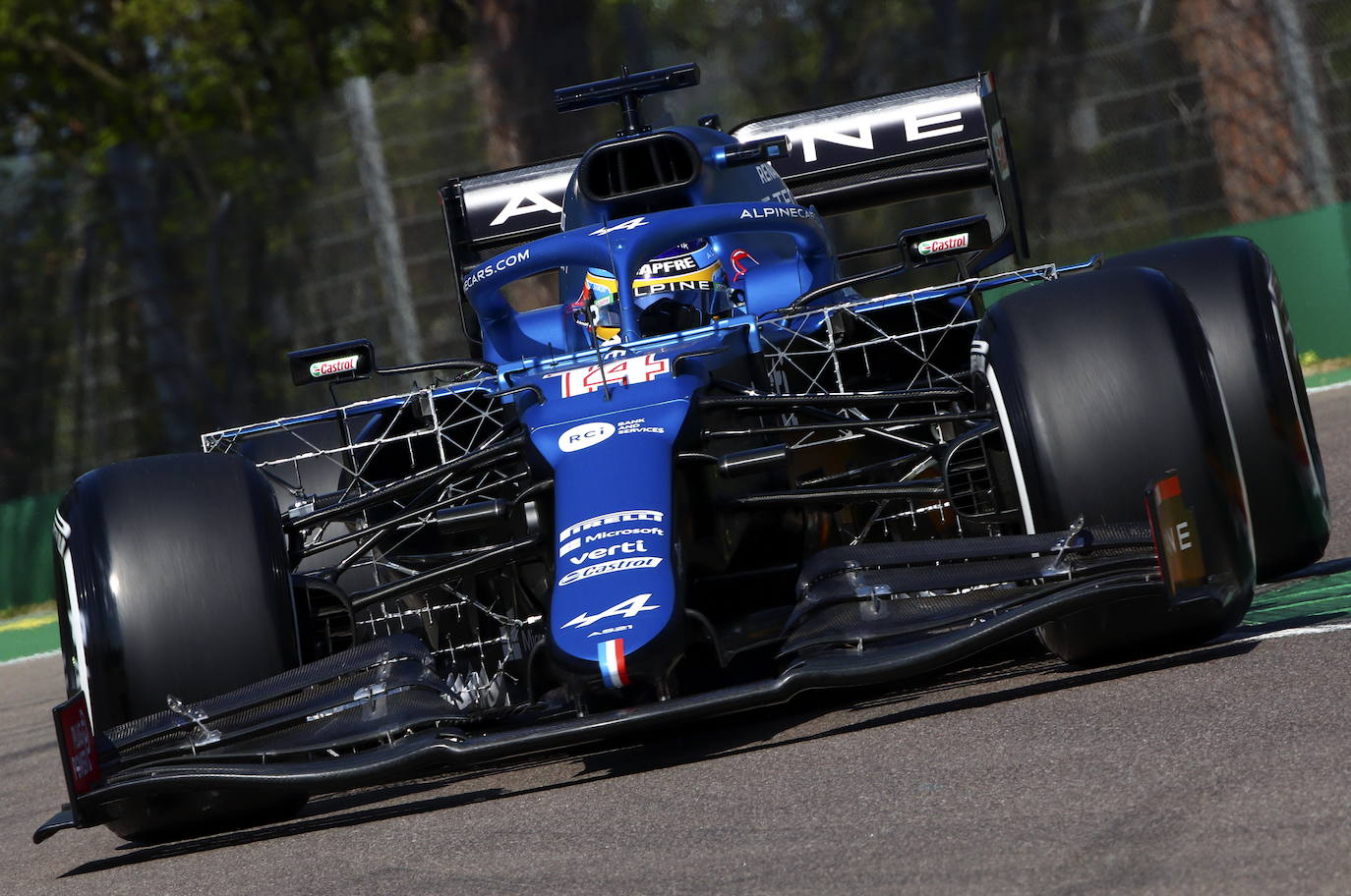 Fernando Alonso en la primera sesión de práctica del Gran Premio de Fórmula 1 Emilia Romagna en la pista de carreras de Imola, Italia, en 2021.