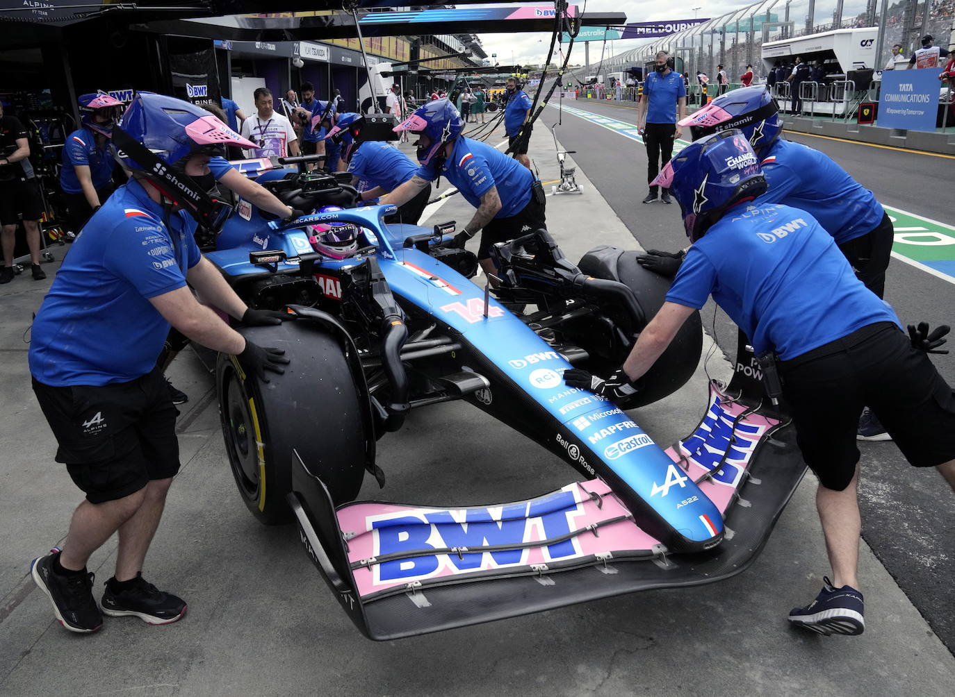 Los mecánicos trabajan en un automóvil del piloto español de Fórmula Uno Fernando Alonso del Alpine F1 Team durante la tercera sesión de práctica del Gran Premio de Fórmula 1 de Australia.