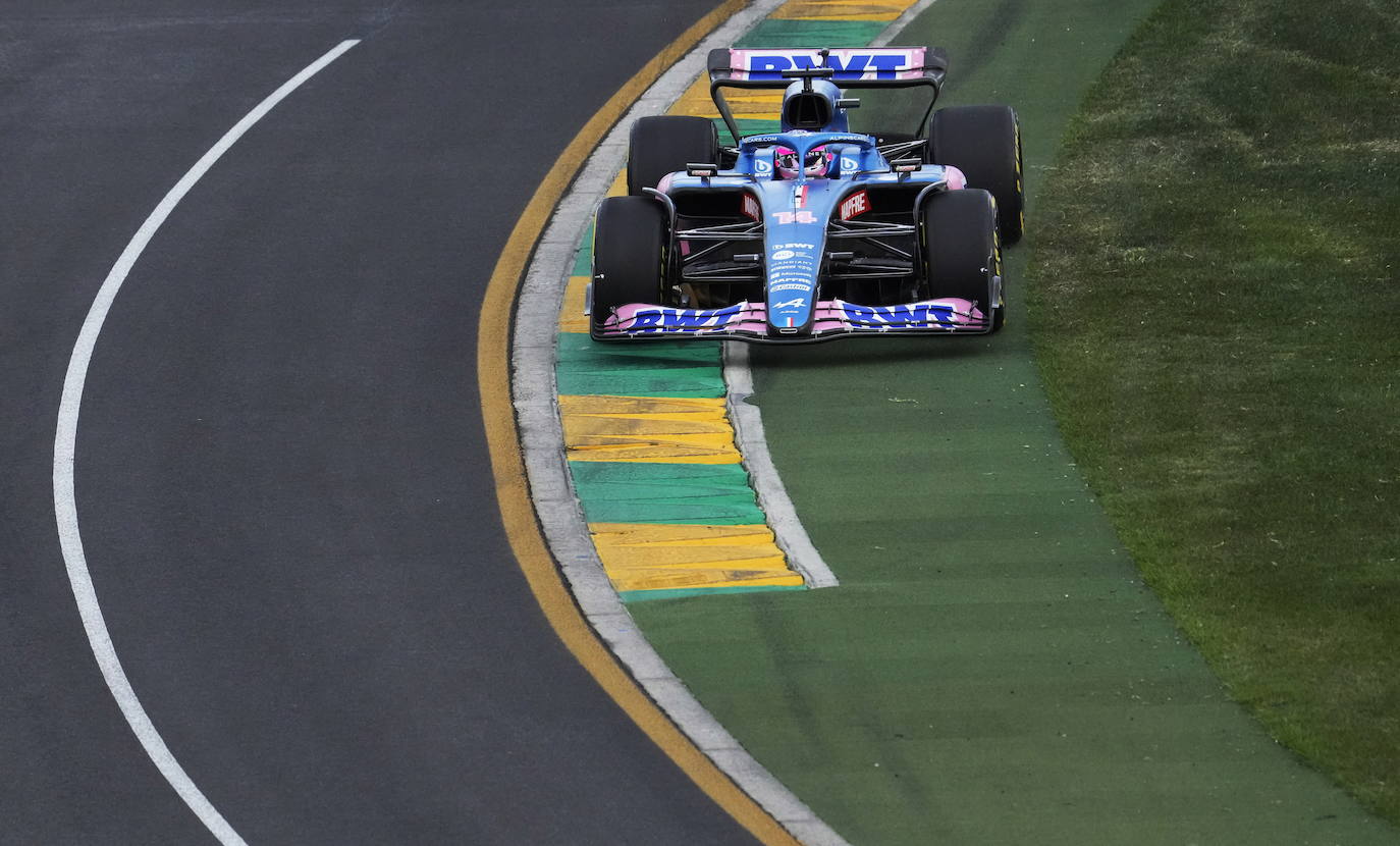 Fernando Alonso en acción durante la segunda sesión de entrenamientos del Gran Premio de Fórmula 1 de Australia en 2022.