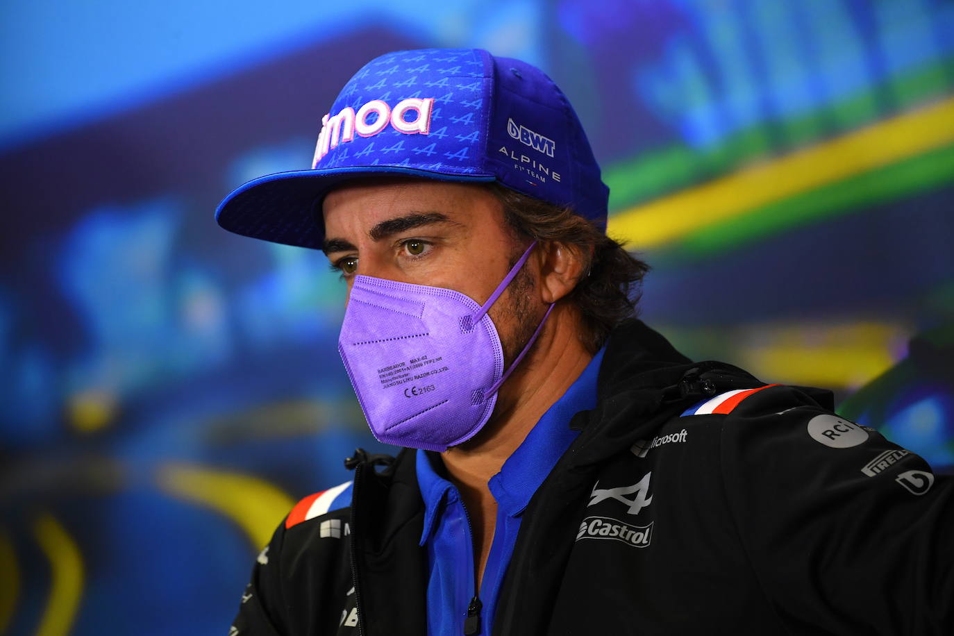 Fernando Alonso se dirige a los medios de comunicación durante una conferencia de prensa el segundo día del Gran Premio de Australia de Fórmula 1 en el circuito del Gran Premio de Albert Park en Melbourne.