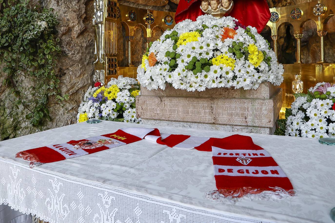 Fotos: El Sporting visita a la Santina en Covadonga