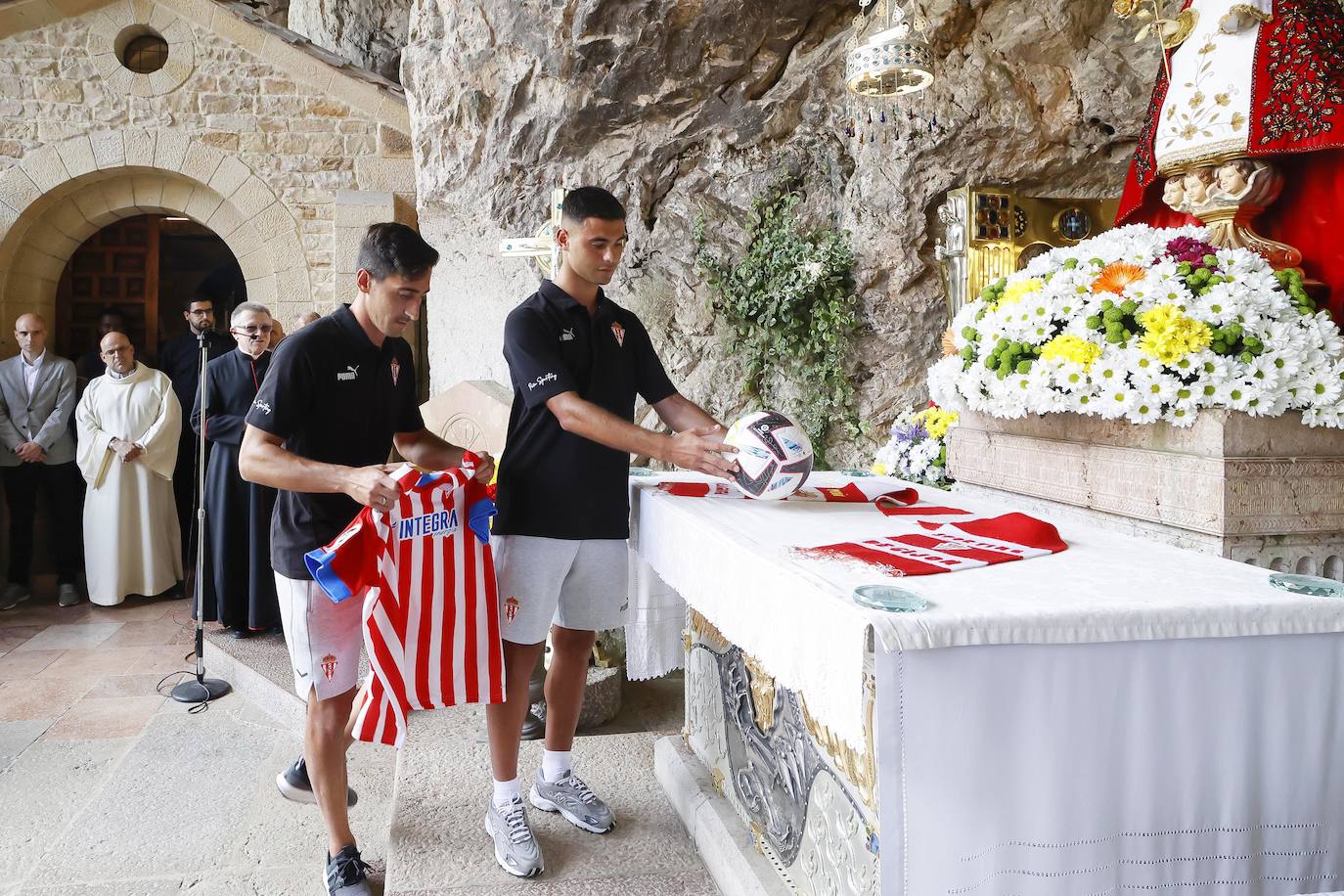 Fotos: El Sporting visita a la Santina en Covadonga