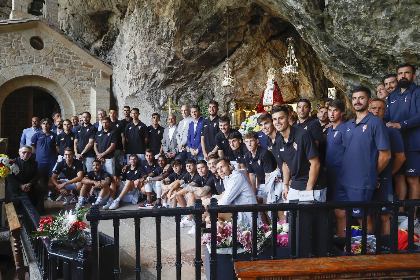 Fotos: El Sporting visita a la Santina en Covadonga