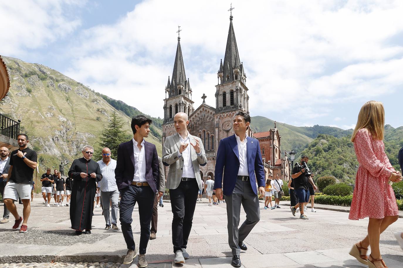 Fotos: El Sporting visita a la Santina en Covadonga