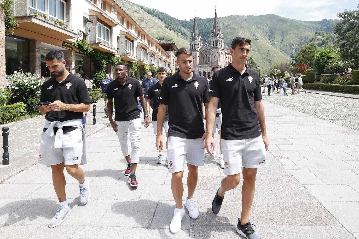 Fotos: El Sporting visita a la Santina en Covadonga