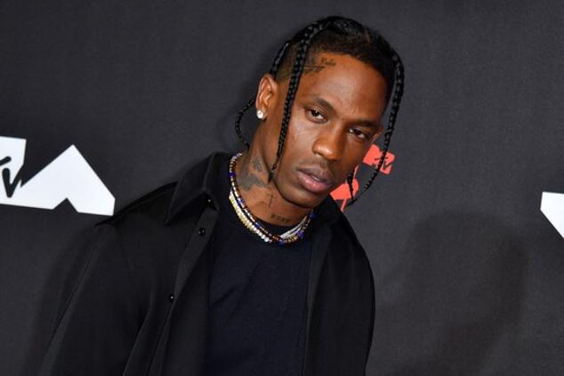 Conocido por su relación con la modelo Kylie Jenner, el rapero Travis Scott también se ha hecho viral recientemente por una publicación de su pareja en la que parecen decidir qué jet privado usar (si el suyo o el de ella) para un vuelo de 12 minutos. Scott ha estado en el aire una media de seis días, siendo su vuelo más corto un trayecto que serían unos 10 minutos en coche. En total, el rapero ocupa el último lugar con 3.033 toneladas de CO2 emitidas.