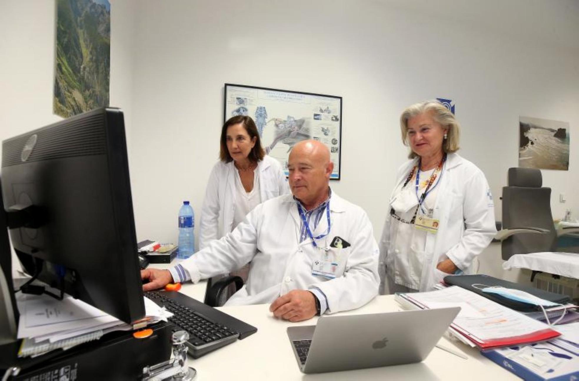 t Equipo. El doctor Faustino Núñez, en el HUCA, con sus compañeras de la unidad de Hipoacusia. 