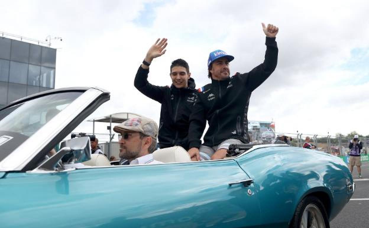 Fernando Alonso y Ocon, antes de empezar la prueba en Hungria, en la que el asturiano tuvo un incidente con su compañero. 