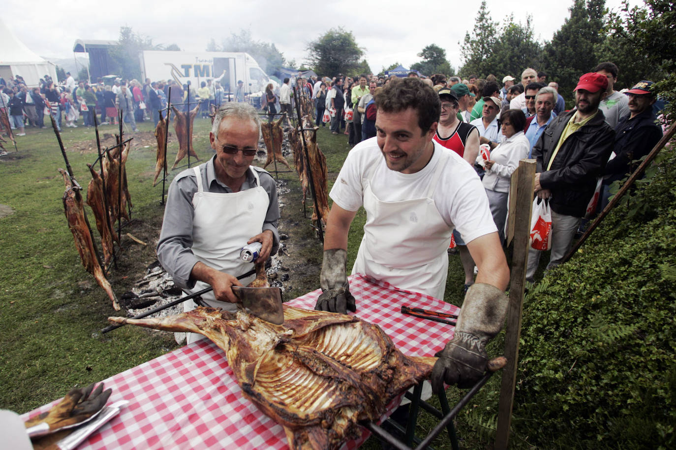 Acudir a una fiesta de prau y tomar cordero a la estaca