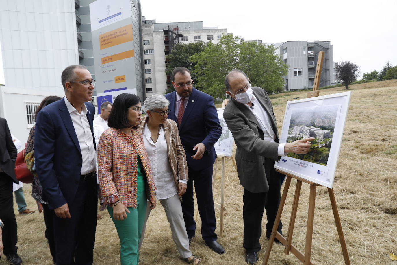 El consejero de Salud, Pablo Fernández; la ministra de Sanidad, Carolina Darias; la alcaldesa de Gijón, Ana González; y el presidente del Principado, Adrián Barbón, atienden a las explicaciones sobre la ampliación del Hospital de Cabueñes. 