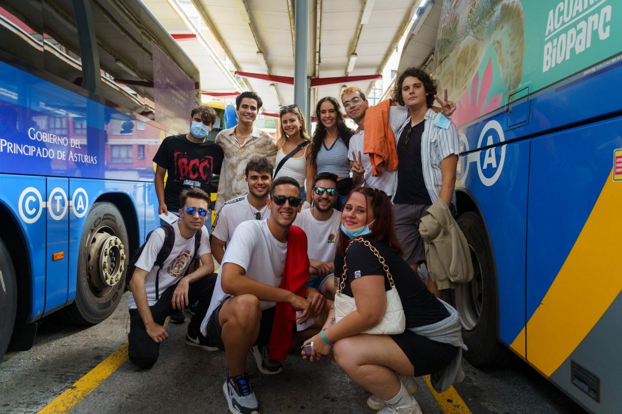 Daniel Pérez, Eva Pérez y Manuel Moreno, junto al grupo, listos para la fiesta de la sardina en Candás. 