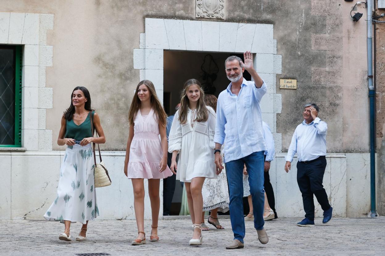 El Rey Felipe VI saluda a su salida de la cartuja acompañado de la Reina Letizia y sus dos hijas. 