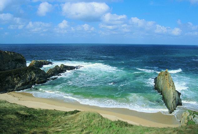 La privacidad de esta cala y la poca asiduidad es lo que la hace tan atractiva a los nudistas. El acceso debe ser a pie y es limitado, por tanto, carece también de cualquier tipo de servicio.