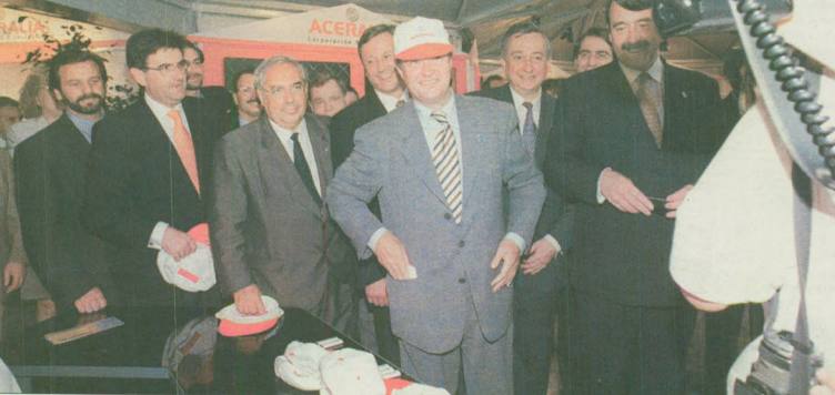 Josep Piqué, ministro de Industria, con la visera de Aceralia.