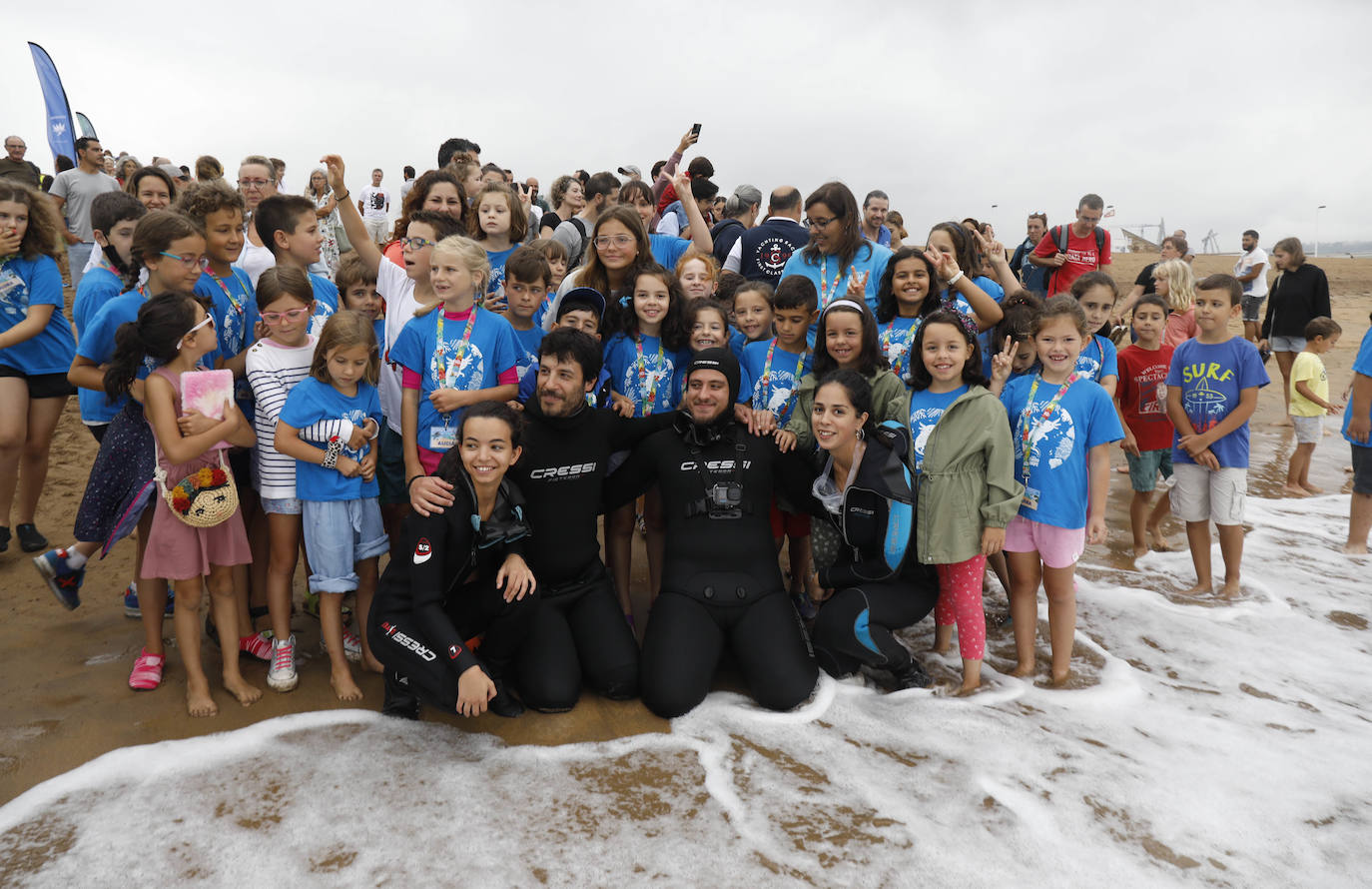 Fotos: Una treintena de rayas liberadas en la playa de poniente